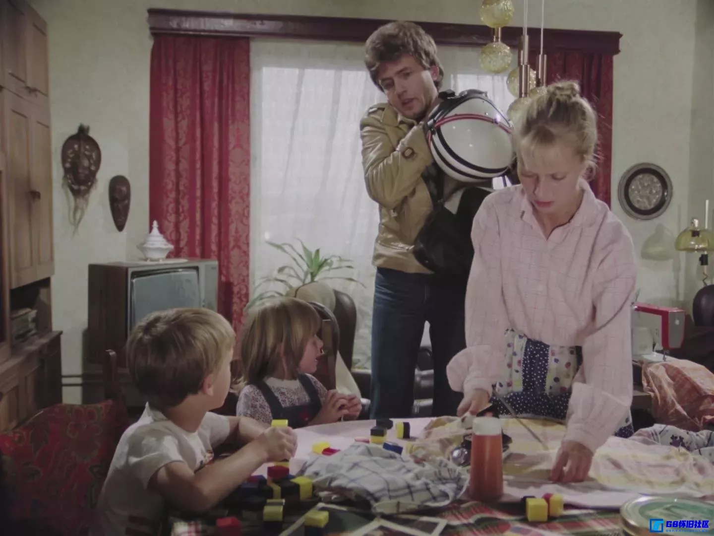 G8怀旧社区分享稀有[高楼轶事（上译国德双语）][mkv/2.30GB/集 共7集][1982前东德/喜剧/家庭/奇幻] 第4张截图